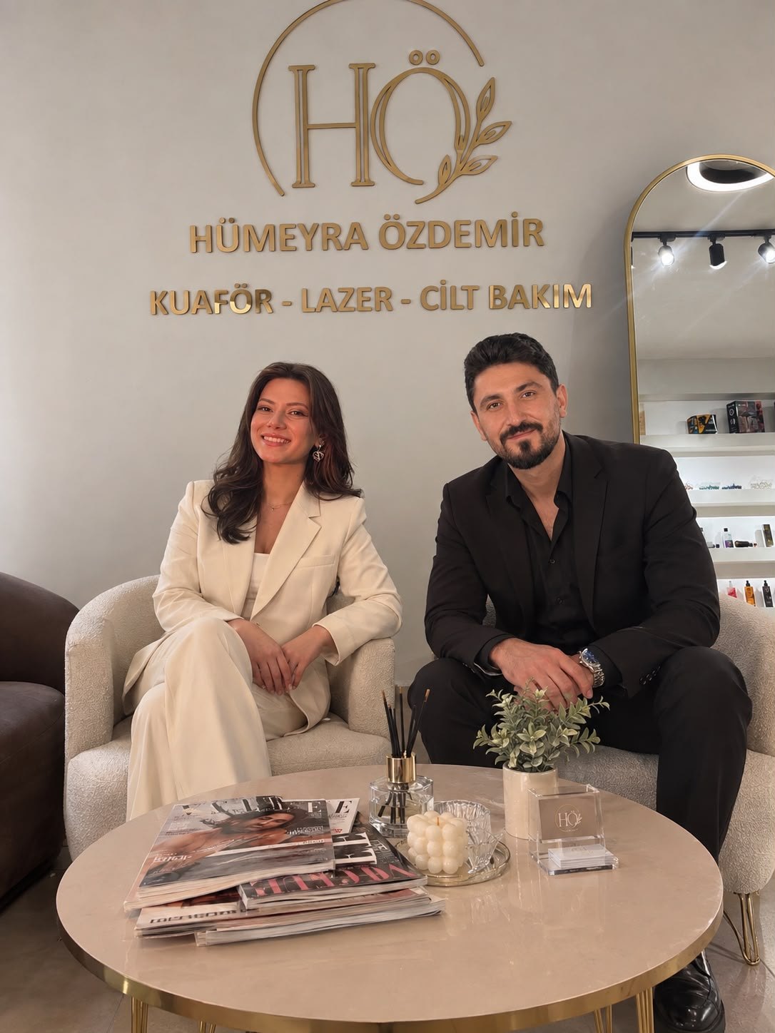 Hümeyra Özdemir ve İbrahim Ağırcan salonda